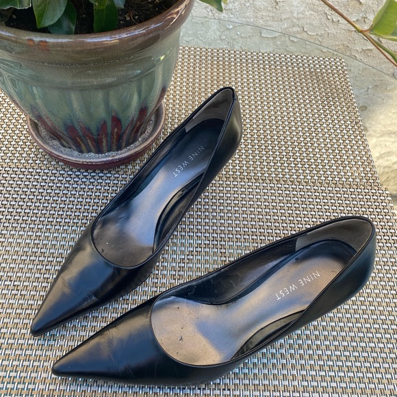 Nine West Black Pumps Rarely Worn Excellent condition Very Pointy Very Sexy Hot! - Picture 3 of 7